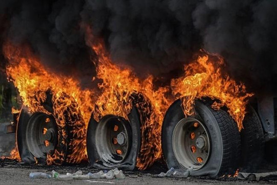 123 người dân Pakistan chết cháy vì ‘hôi' xăng từ xe bồn chở xăng bị lật
