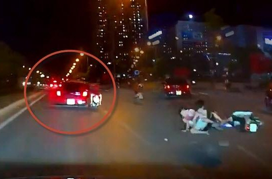 Bị tạt đầu, ô tô ép té xe máy kẹp 3 trẻ trâu Hà Nội không mũ bảo hiểm