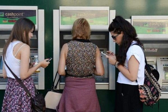 Liên tục mất tiền, ngân hàng siết chặt việc rút tiền qua ATM 