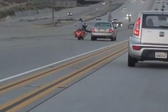 Ô tô và xe máy chèn ép nhau gây tai nạn kinh hoàng trên cao tốc