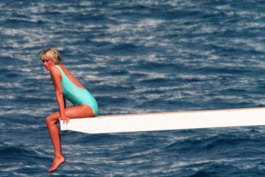 Hé lộ loạt ảnh công nương Diana mặc bikini đi biển ‘chất lừ’