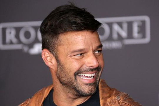 Ricky Martin chia sẻ về cảnh nóng đồng tính đầu tiên trên màn ảnh