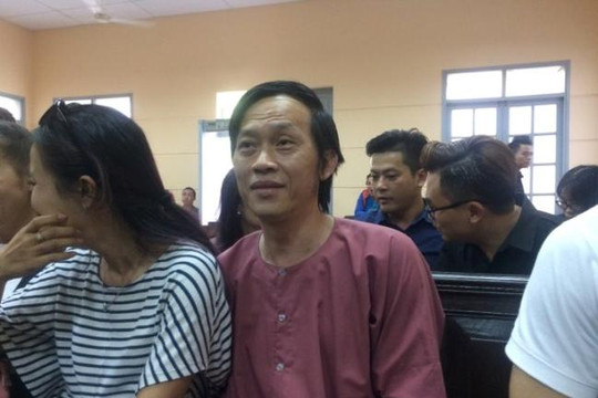 Hoài Linh bất ngờ xuất hiện tại phiên tòa Ngọc Trinh kiện Nhà hát kịch TP.HCM