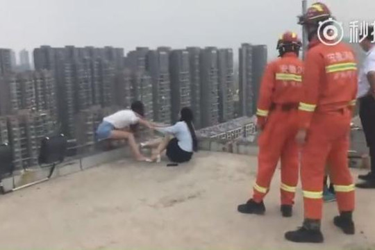 Lính cứu hỏa cứu cô gái đòi nhảy lầu trong gang tấc