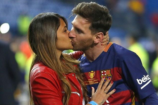 Dàn cầu thủ cùng 'nửa kia' xúng xính váy áo dự tiệc cưới Messi 