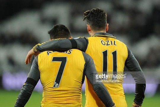 Arsenal đồng ý tăng lương cho Ozil và Sanchez nhưng ra điều kiện quái dị