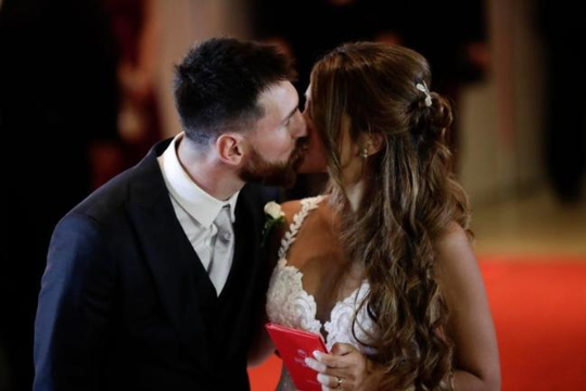 Messi hôn vợ say đắm trong lễ cưới trước hai con trai và hơn 250 khách mời 