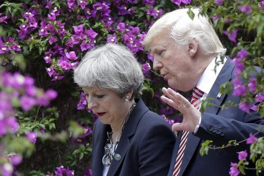 Thủ tướng Anh Theresa May bị ép ‘phản ứng’ với Tổng thống Trump