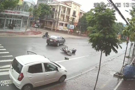 Nữ tài xế mở cửa ô tô bất cẩn khiến thanh niên đi xe máy ngã sấp mặt