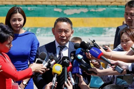 Cựu đô vật trúng cử Tổng thống Mông Cổ, hứa trả sạch nợ