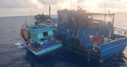Bắt tàu Thái Lan chở 300.000 lít dầu nhập lậu