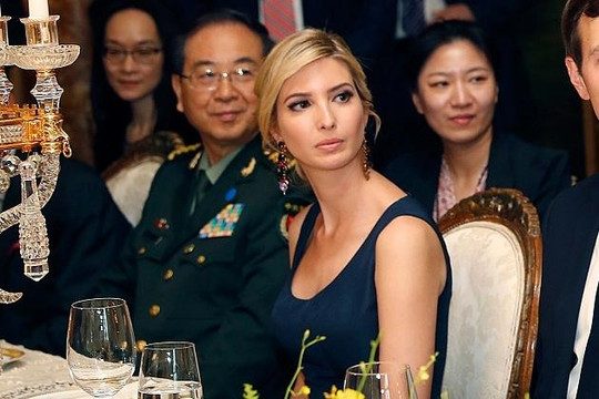 Báo Mỹ: Ảnh con gái ông Trump ngồi cạnh ông Tập Cận Bình là mưu của Nga