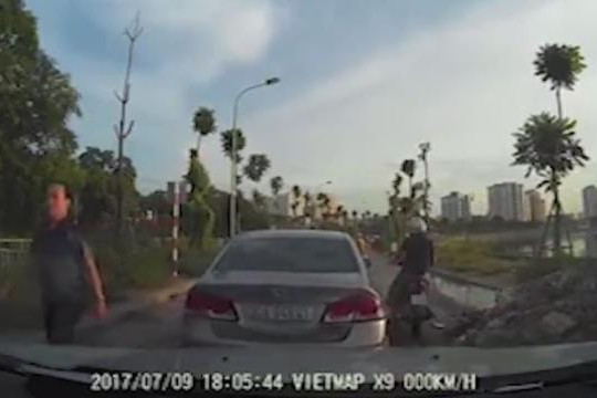 Ô tô tự chạy khi tài xế đang cãi nhau sau va chạm