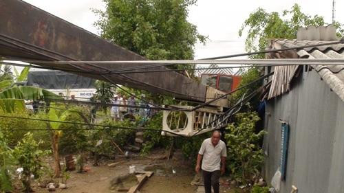 Vĩnh Long: Cần cẩu công trình đổ sập đè nát 2 căn nhà 