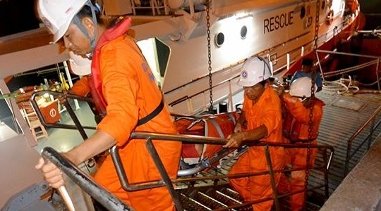 SAR 274 cứu nạn thuyền trưởng người Quảng Bình ở bắc Hoàng Sa
