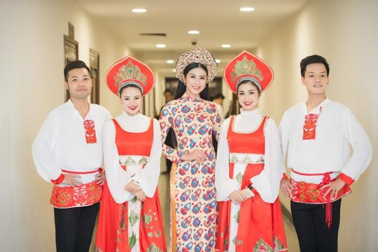 Ngọc Hân duyên dáng trong chiếc áo dài làm MC đêm giao lưu Việt - Nga