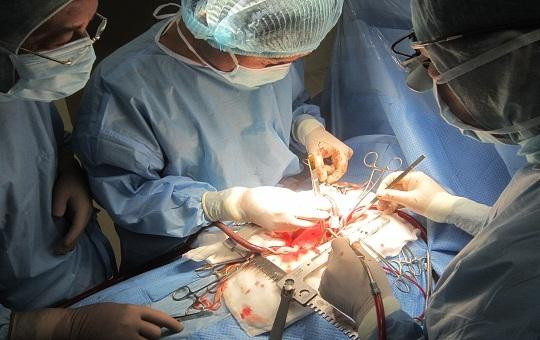 Lần đầu tiên một bệnh viện tư tại Việt Nam phẫu thuật tim hở