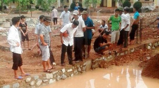 Hà Tĩnh: 2 anh em ruột chết đuối trong khuôn viên trường học