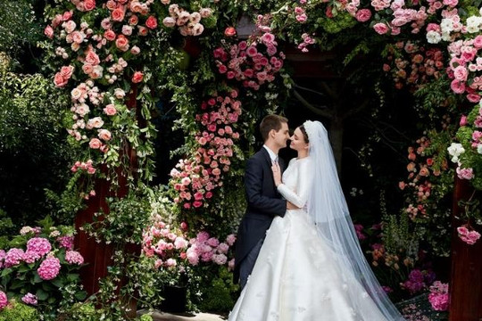 Ngắm chiếc váy cưới của Miranda Kerr, đỉnh cao trong thiết kế Haute Couture của Dior