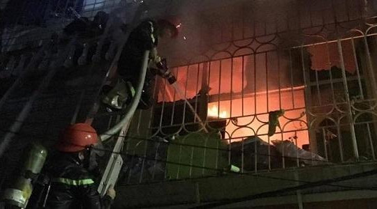 Cháy nhà 4 tầng tại Hà Nội, 8 xe đến cứu hỏa, 2 người tử vong
