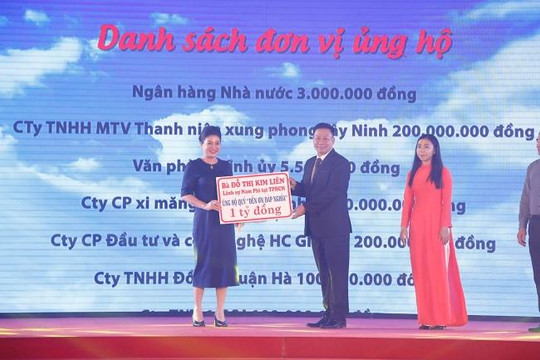  Lãnh sự Nam Phi tại TP.HCM tặng 1 tỉ đồng vào Quỹ đền ơn đáp nghĩa tỉnh Tây Ninh