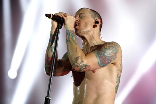 Cảnh sát thu được gì tại hiện trường khi giọng ca chính nhóm Linkin Park tự tử?