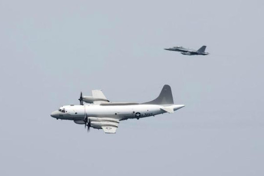 Máy bay do thám Mỹ suýt bị chiến đấu cơ Trung Quốc đâm trúng