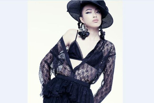 Next Top Model Phương Oanh gợi cảm trong loạt trang phục sắc đen