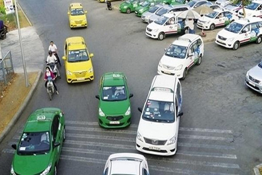 Hiệp hội Taxi Hà Nội phản đối bỏ trần khuyến mại vì... sợ Uber, Grab