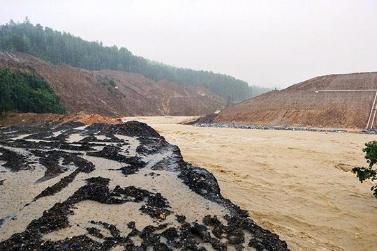 Hà Tĩnh: Mưa bão gây ngập huyện miền núi, một công trình thủy lợi bị tràn