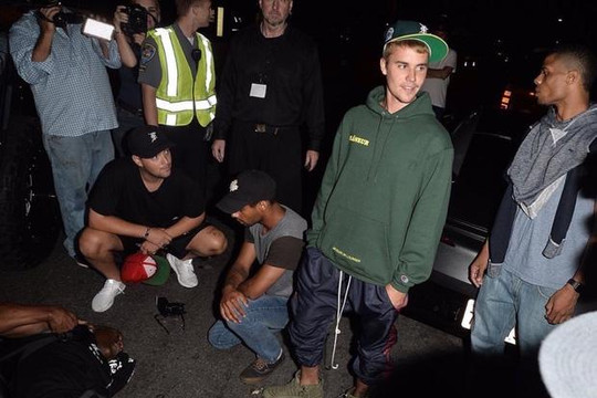 Justin Bieber lái xe tông thẳng vào phóng viên