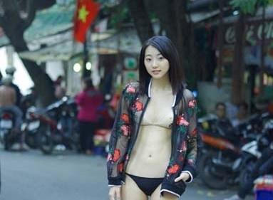 Thiên thần nội y Nhật Bản diện bikini đi khắp phố phường Hà Nội