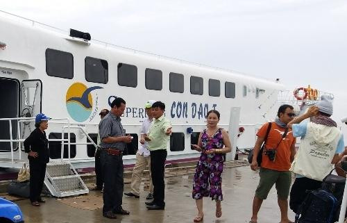 Biển động, hàng trăm khách phải trả vé tàu đi Côn Đảo