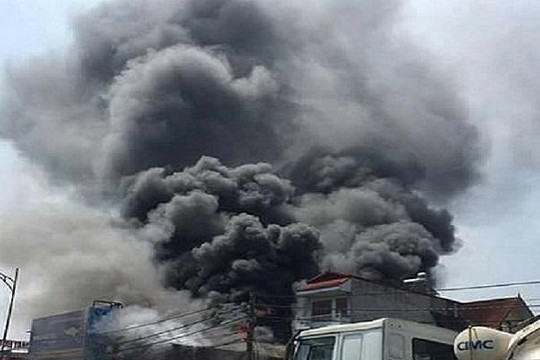Hà Nội: Xưởng bánh cháy lớn, ban đầu tìm thấy 5 thi thể