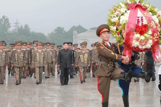 Ông Kim Jong-un viếng nghĩa trang liệt sĩ trước vụ phóng tên lửa