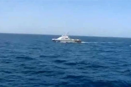 Siêu tàu sân bay Mỹ "hù dọa" tàu khu trục Iran