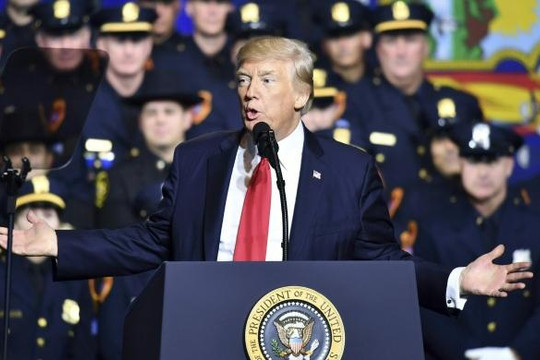 Tổng thống Trump chỉ đạo cảnh sát ‘đừng dễ thương’ với tội phạm