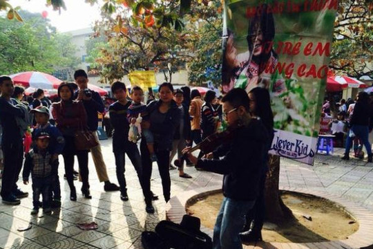 Vụ cậu bé chơi đàn ở phố đi bộ: Gia đình cậu bé chính thức xin lỗi công an quận Hoàn Kiếm