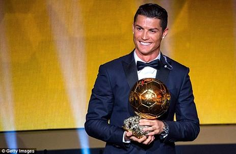 Cristiano Ronaldo im lặng ra về sau phiên toà xét xử tội danh trốn thuế