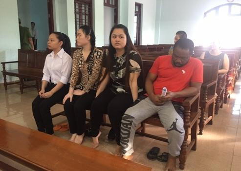 Hoãn phiên toà xét xử nhóm lừa phụ nữ Việt 'mê trai Tây'