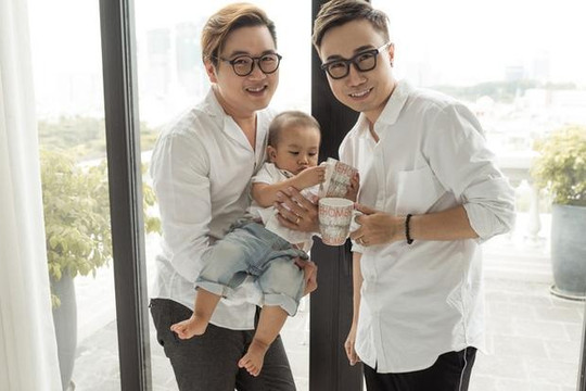 Cuộc sống hạnh phúc của cặp đôi đồng tính nam ở Sài Gòn cùng con trai hơn 1 tuổi