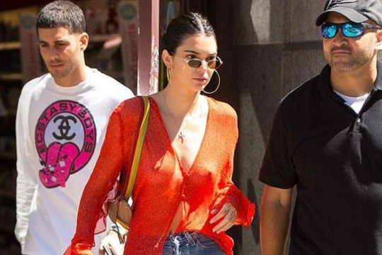 Thiên thần nội y Kendall Jenner ‘quên’ mặc nội y trên đường phố New York