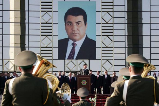 Video cảnh Tổng thống Turkmenistan bắn súng, ném dao bị phe đối lập chế giễu