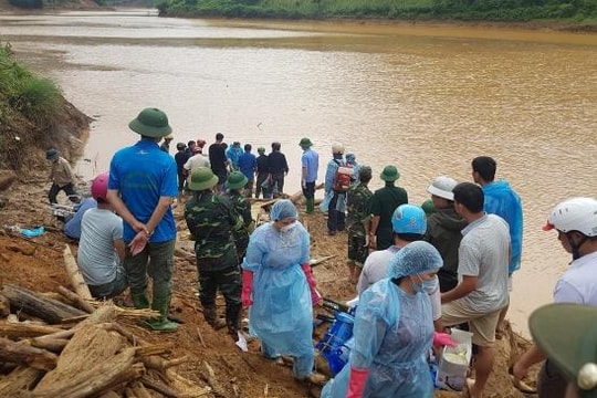 Nhân viên nhà đài bị lũ cuốn trôi khi gắng giải cứu đàn lợn