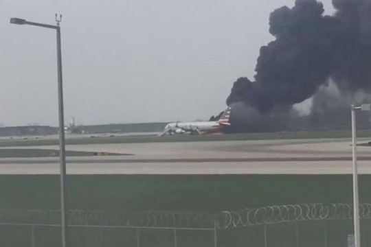 Khoảnh khắc máy bay Mỹ bốc cháy ngùn ngụt khi hạ cánh