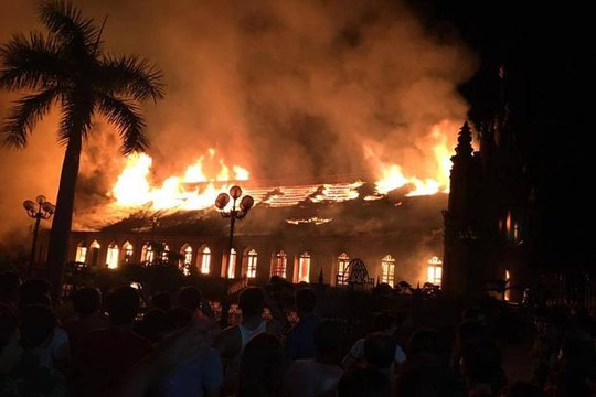 Người dân Nam Định xót xa nhìn ngôi nhà thờ cổ 130 tuổi bị cháy rụi trong đêm