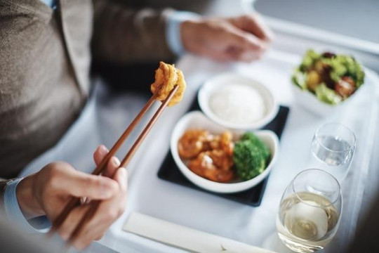 Vì sao có sự khác biệt trong bữa ăn của phi công trong cùng một chuyến bay?