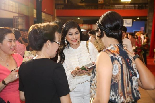 Cựu diễn viên Thuỷ Tiên gây chú ý tại đêm nhạc Bolero của Đàm Vĩnh Hưng