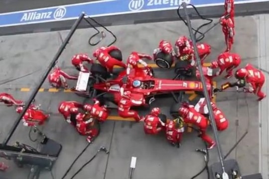 Clip đội đua Ferrari F1 thay bánh xe trong 2 giây