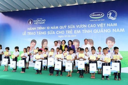Vinamilk trao tặng 46.500 ly sữa cho trẻ em tỉnh Quảng Nam